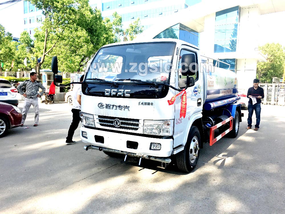 到湖北程力集團訂購灑水車，現(xiàn)貨供應(yīng)隨時出發(fā)