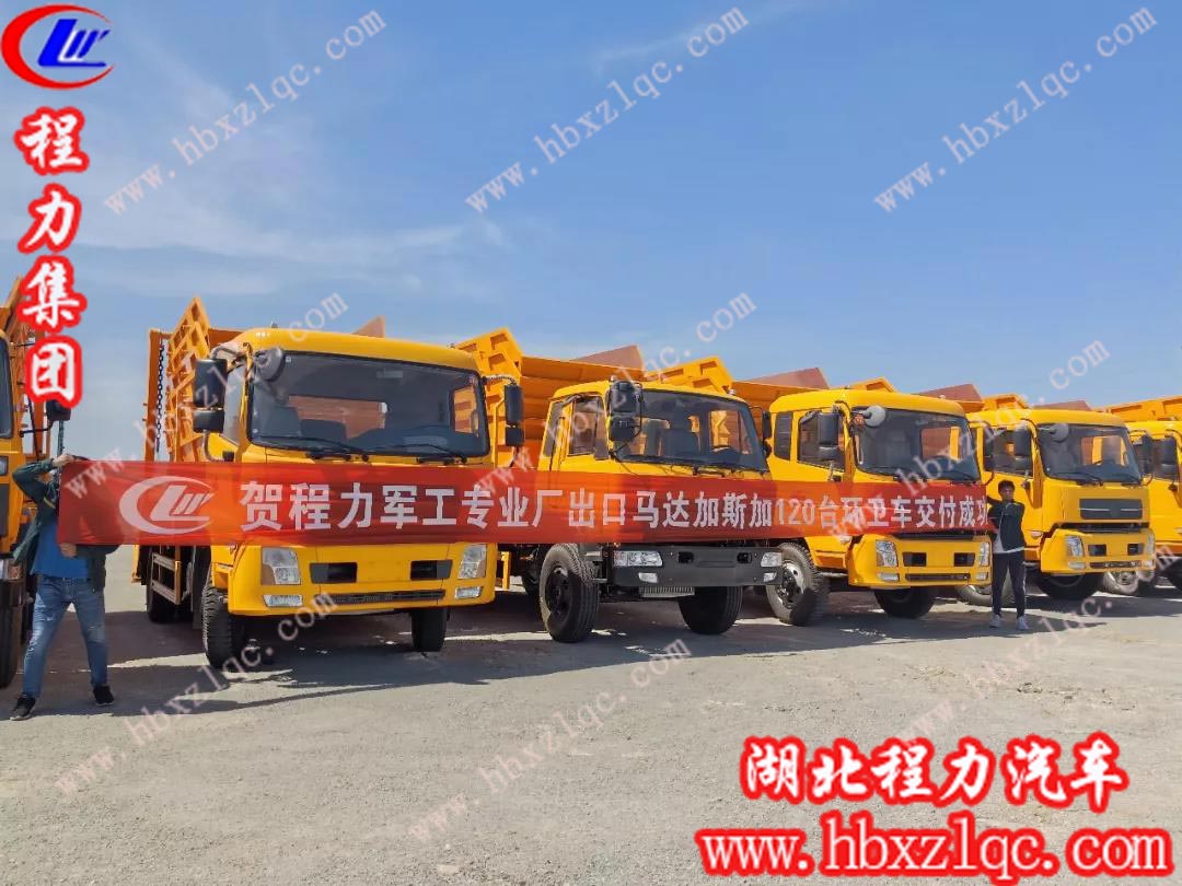 交車儀式現(xiàn)場(chǎng)，工人們自豪的拉起了橫幅