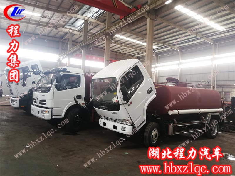 程力專用汽車股份有限公司灑水車披上華麗外衣，榮登閃亮舞臺(tái)