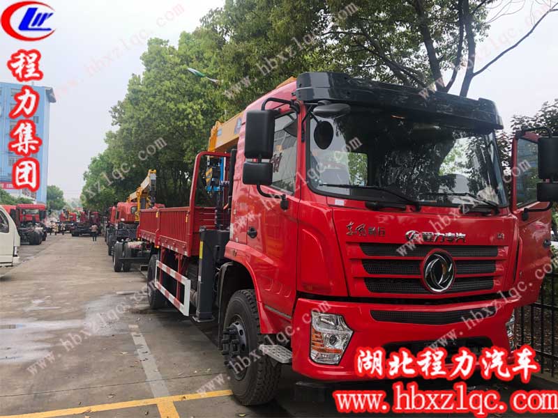 東風暢行隨車吊已經(jīng)完工，停在車間門口