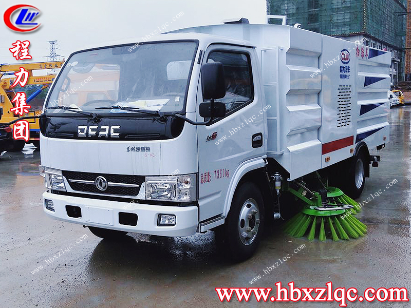 程力集團(tuán)，又一臺東風(fēng)多利卡功能掃路車開往河北路上