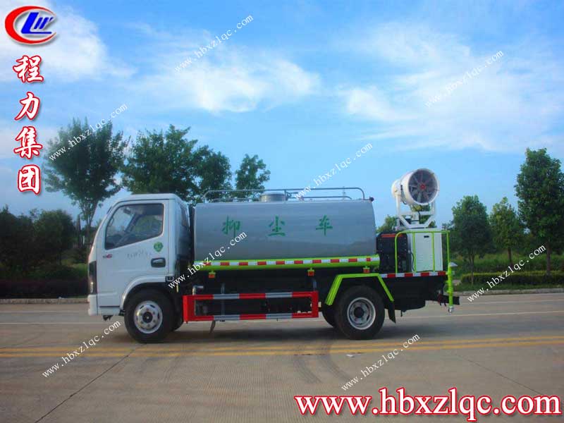 天很藍(lán)，車很好，湖北程力集團(tuán)東風(fēng)福瑞卡抑塵車一車兩用