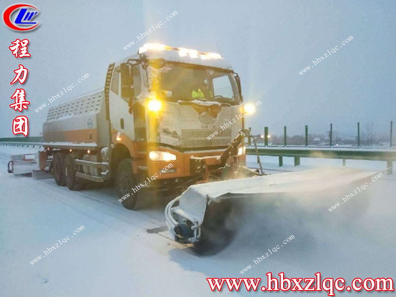 還在使用人工除雪鏟嗎？大雪紛飛的北方已經(jīng)用上湖北程力集團(tuán)的最新除雪車