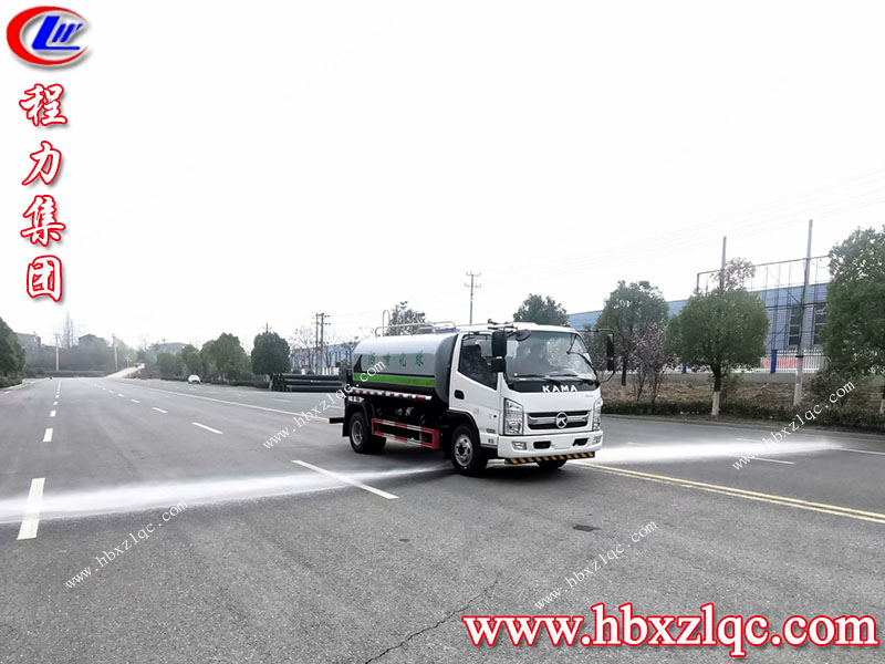 清明煙雨細——湖北程力凱馬6方灑水車風雨不誤，在線試車。