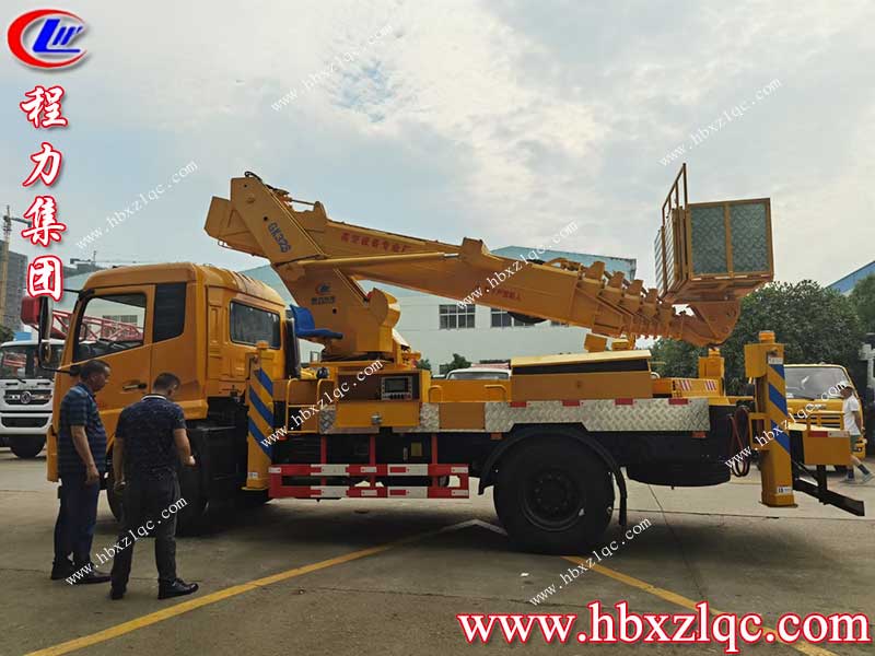 湖北程力新鮮出爐進口臂32米天錦直臂高空作業(yè)車，客戶正在驗車